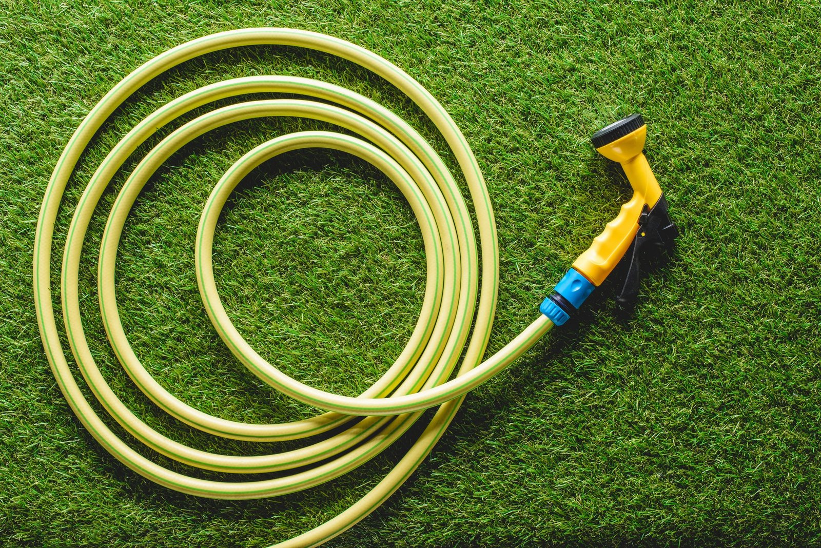 Geknickter Gartenschlauch im Garten