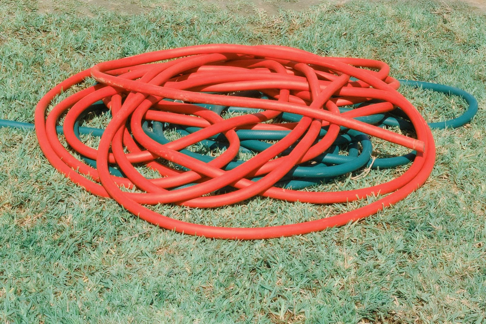 Alter Gartenschlauch mit Verschleißspuren
