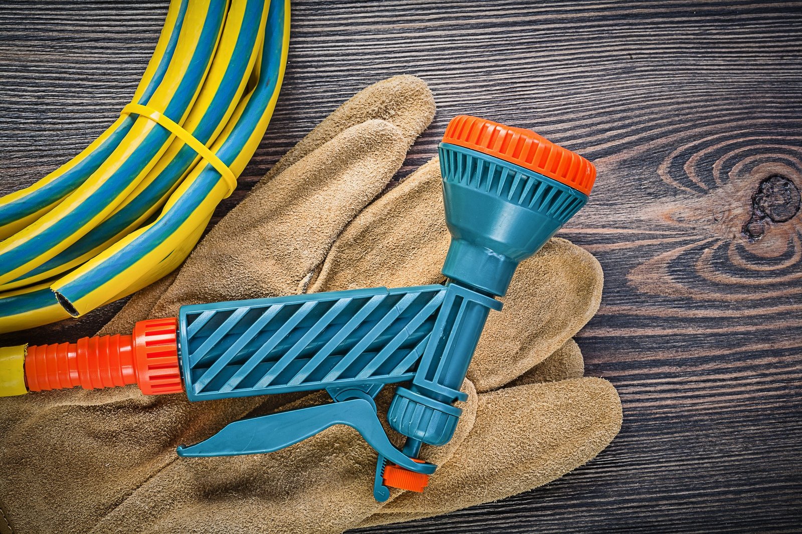 Gartenschlauch reparieren mit Werkzeug