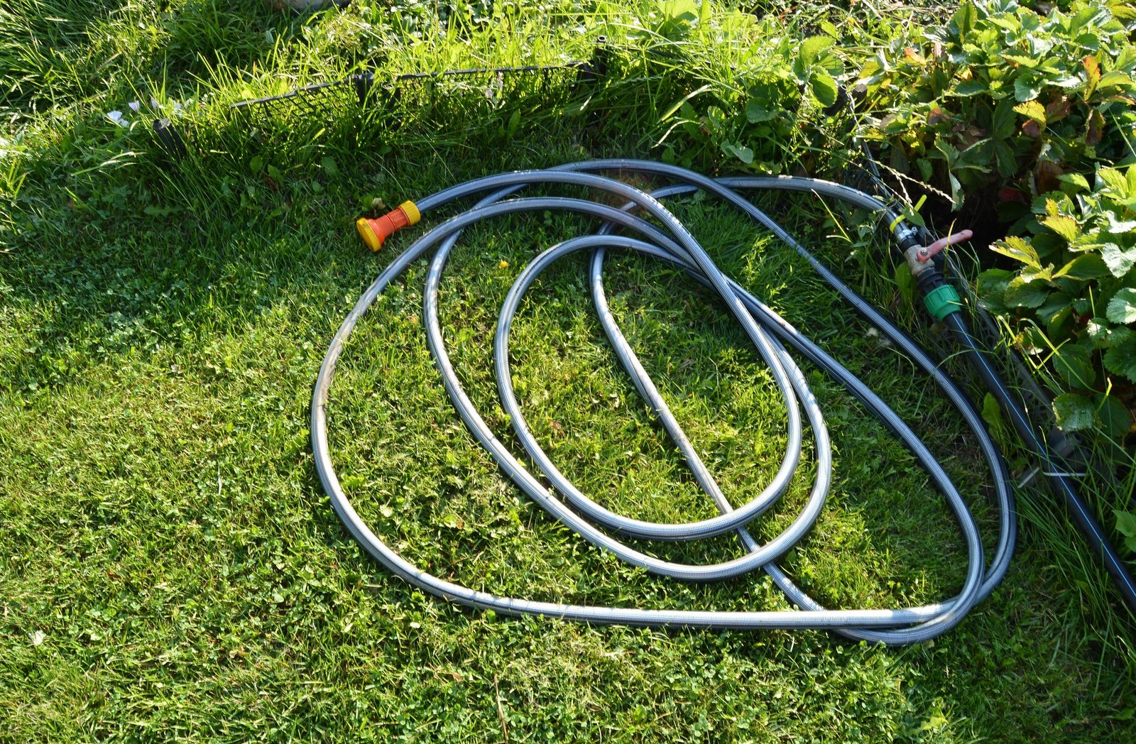 Gartenschlauch tropft in der Mitte ohne sichtbaren Schaden